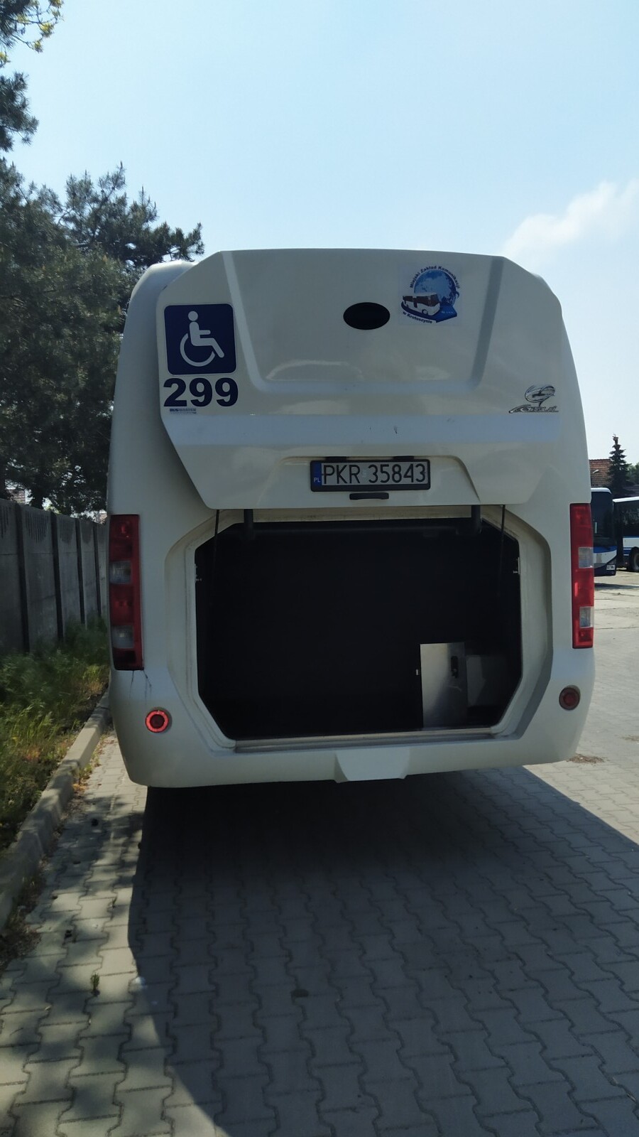 Autobus Iveco, widok otwartego bagażnika.