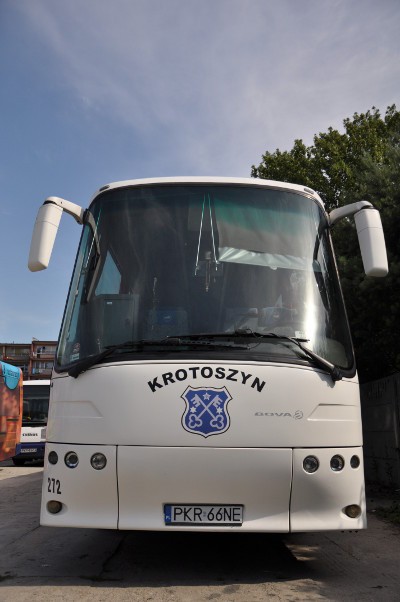 Prezentacja  białego autokaru, widoczny przód pojazdu i niebieski napis Krotoszyn wraz z herbem miasta.
