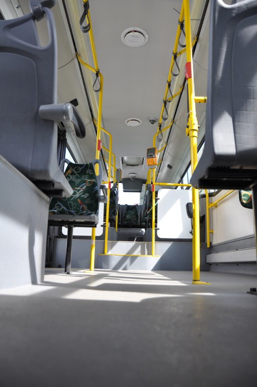 Przestrzeń pasażerska autobusu Solaris - zdjęcie wykonane z poziomu podłogi autobusu.