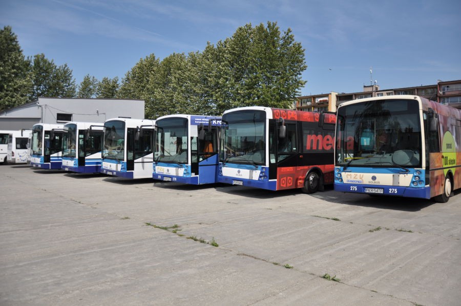 Prezentacja biało-niebieskich autobusów Solaris, sześć autobusów stojących obok siebie. Widoczny przód pojazdów.