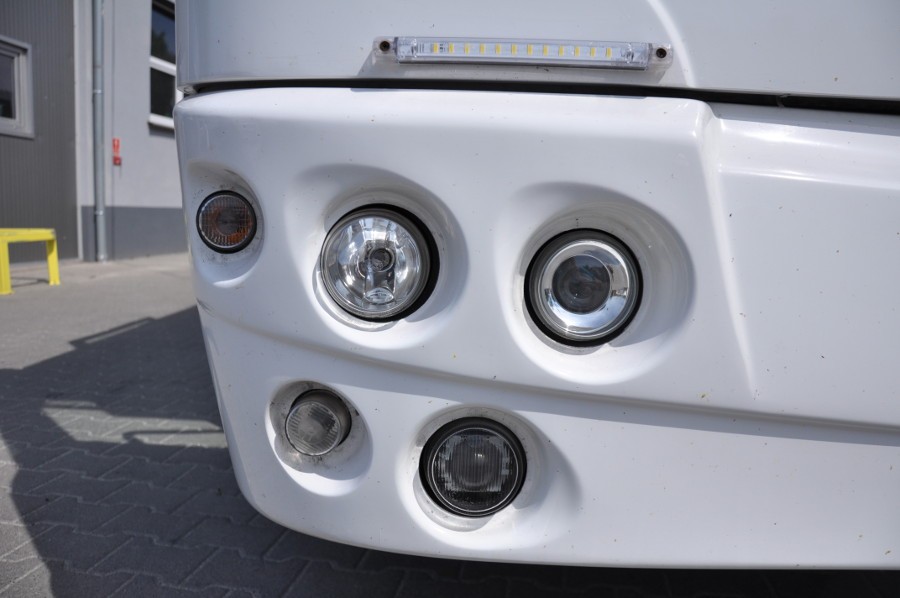 Zbliżenie na światła drogowe białego autokaru Solbus
