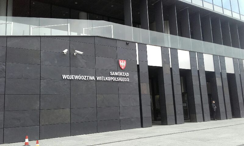 Budynek Samorządu Województwa Wielkopolskiego. Bydynek jest nowoczesny zbudowany z grafitowego surowca.