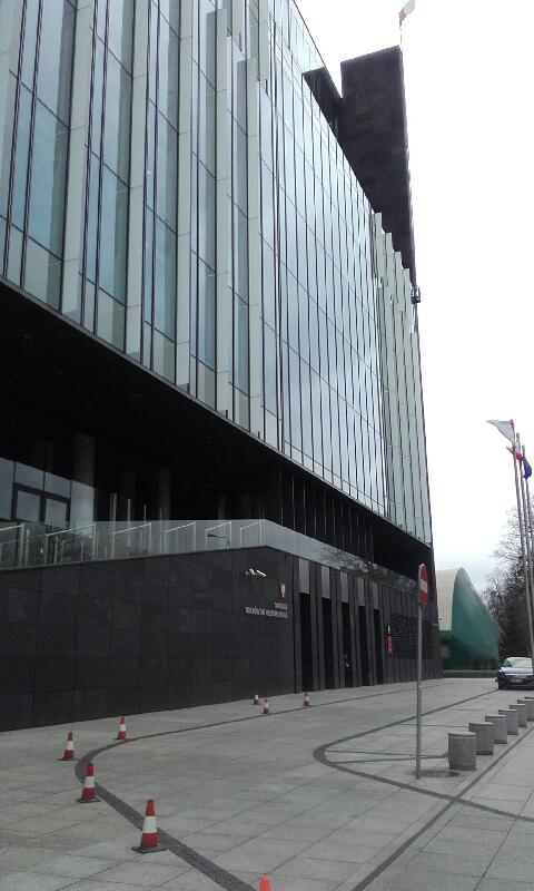 Budynek Samorządu Województwa Wielkopolskiego - widok na wysokie szklane okna budynku.