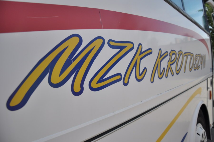 Zbliżenie na biały autokar, widoczny napis MZK Krotoszyn