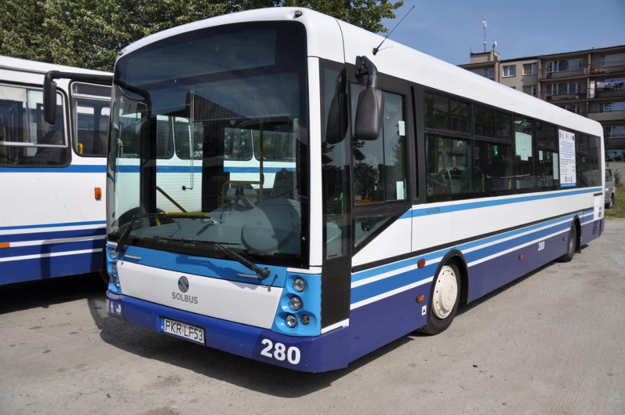 Prezentacja biało-niebieskiego autobusu Solaris o numerze 280 - widoczny przód i bok pojazdu.