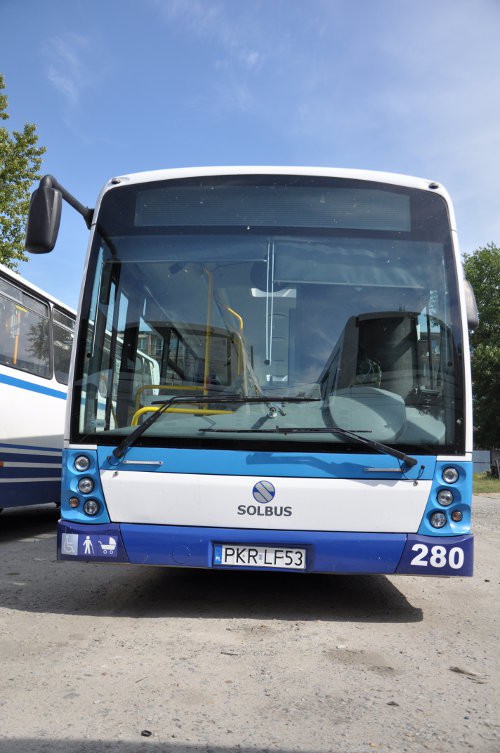 Prezentacja biało-niebieskiego autobusu Solaris o numerze 280 - widoczny przód pojazdu.