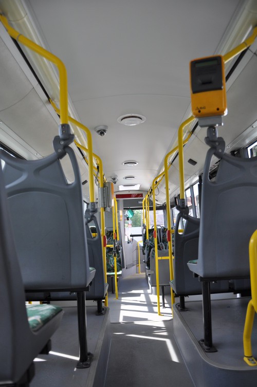 Przestrzeń pasażerska autobusu Solaris - zbliżenie na fotele