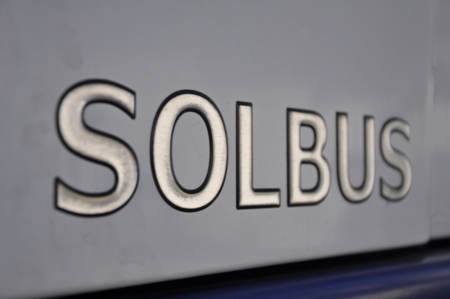 Zbliżenie na tył białego autokaru, widoczne logo SOLBUS.